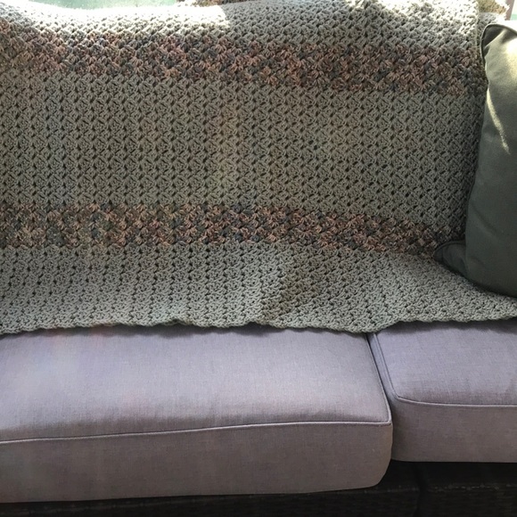 Gorgeous Vintage throw approx 66 x 46 inches green with pattern; versatile - Picture 1 of 7